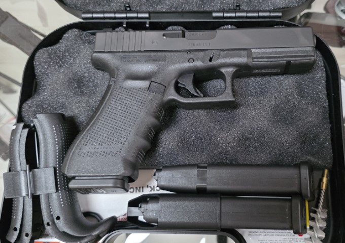 GLOCK 22 Gen4 Semi auto Pistol .40 S$W 3 Magazines 15 rounds