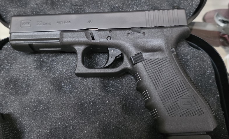 GLOCK 22 Gen4 Semi auto Pistol .40 S$W 3 Magazines 15 rounds